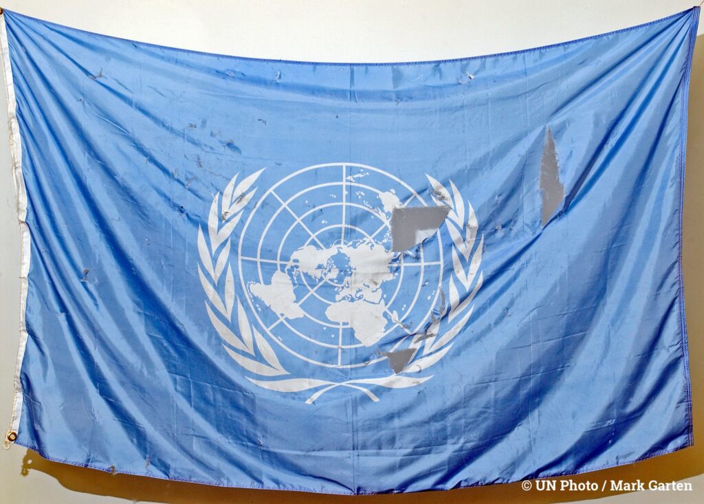 20 years ago, this flag was recovered following the bombing of the @UN headquarters in Baghdad, Iraq. On #WorldHumanitarianDay, we thank all aid workers across the globe who stay and deliver #NoMatterWhat, and honour those killed and injured in the line of duty.